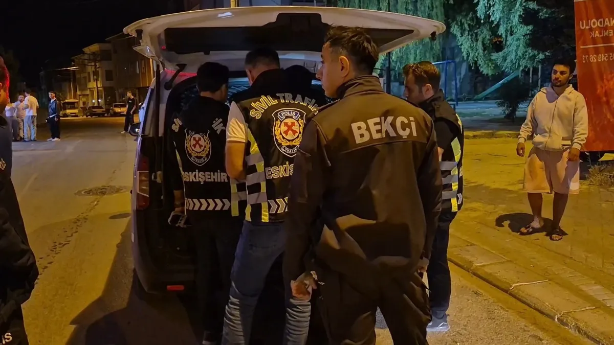 Polis ekiplerine zorluk çıkartan alkollü sürücü kafasını otobüs durağına vurdu Şahsın yakınları İHA muhabirine küfür ve tehditler yağdırdı