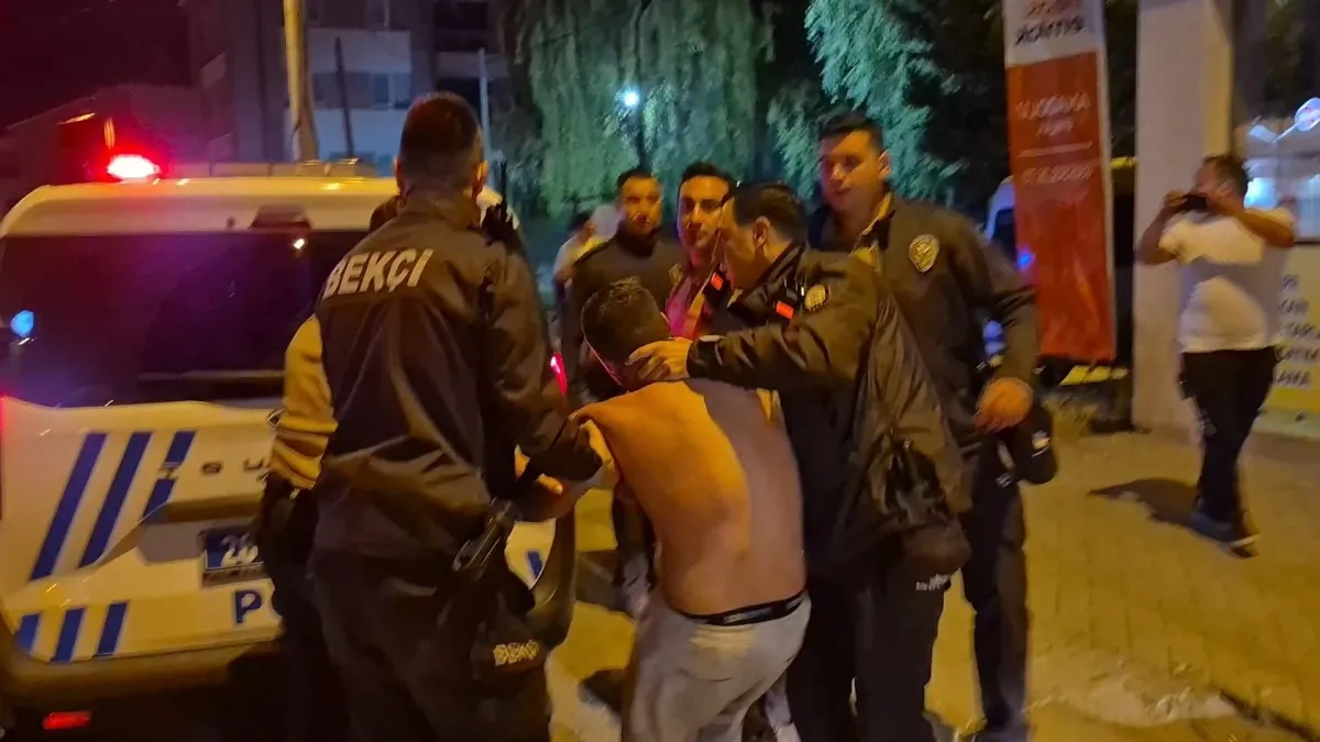 Polis ekiplerine zorluk çıkartan alkollü sürücü kafasını otobüs durağına vurdu Şahsın yakınları İHA muhabirine küfür ve tehditler yağdırdı