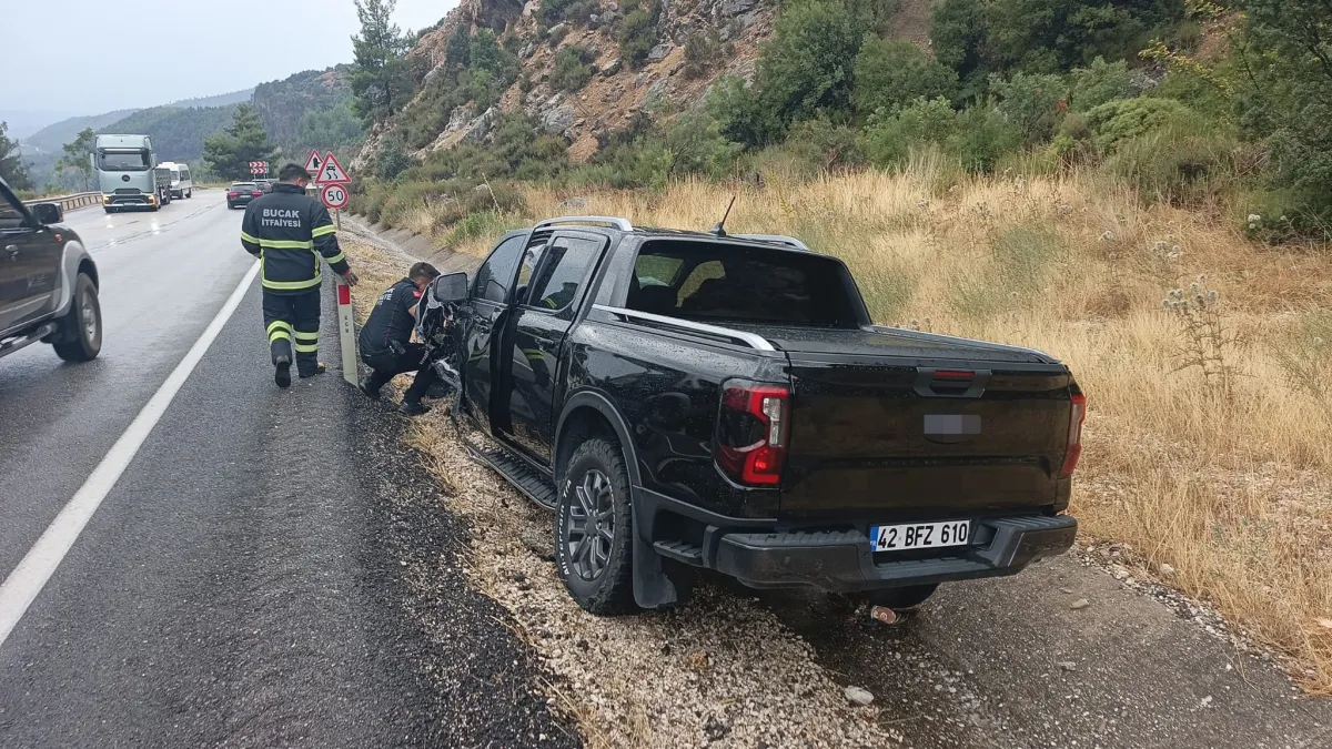 Isparta-Antalya Kara Yolunda Can Pazarı! Otomobil ile Pikap Çarpıştı Yaralıların Kimlikleri Belli Oldu 