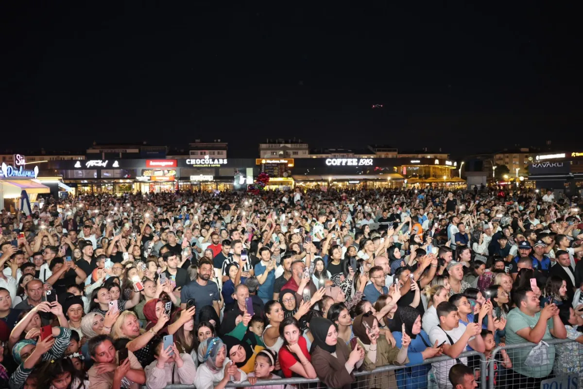 Arasta AVM Meydanı'nda Festival Coşkusu Veli Erdem Karakülah Konseriyle Taçlandı