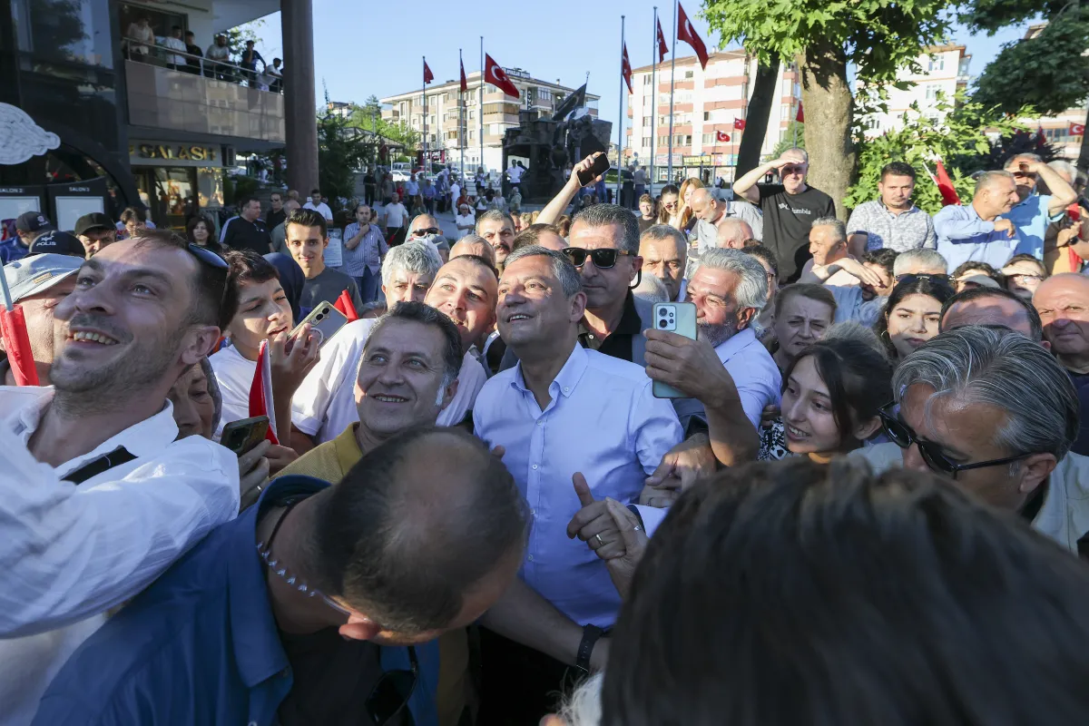 Özgür Özel Safranbolu'da Konuştu: "Bu Ülke Demokrasiye, Gençler Yasaksız Türkiye'ye Kavuşacak"