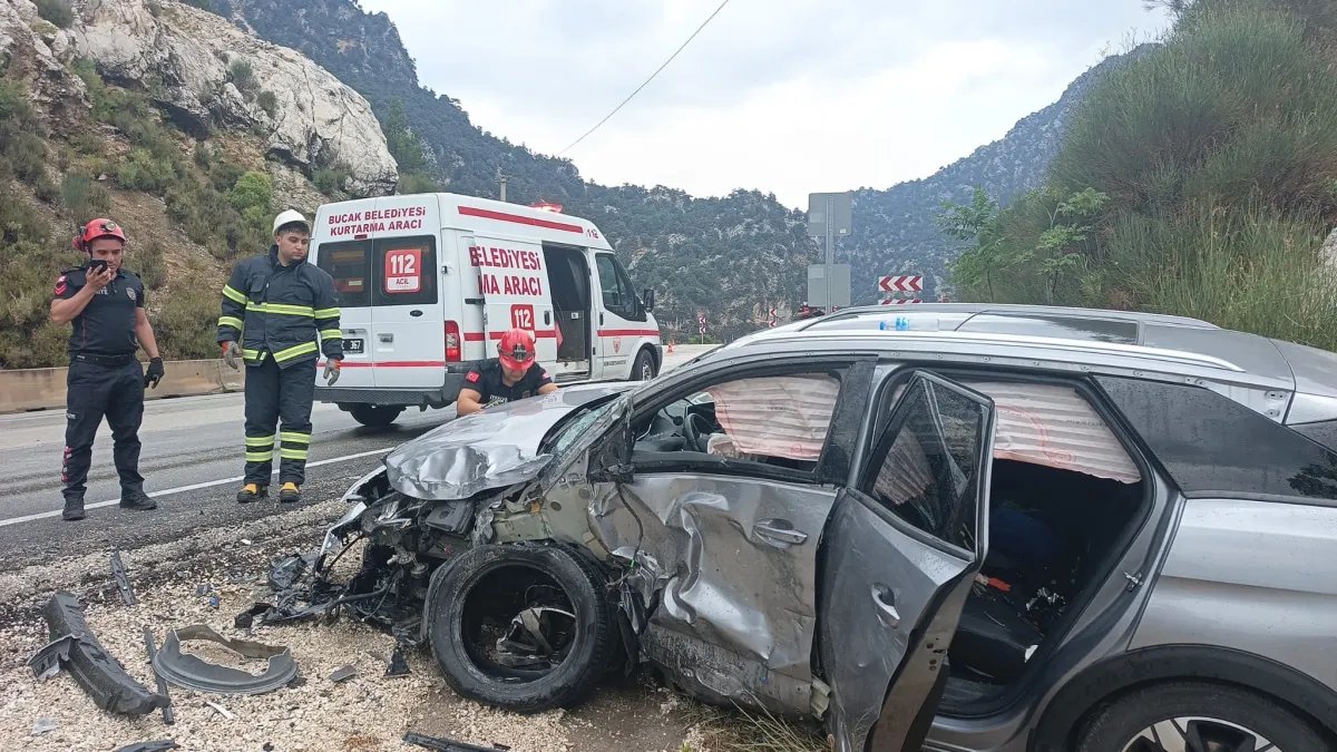 Isparta-Antalya Kara Yolunda Can Pazarı! Otomobil ile Pikap Çarpıştı Yaralıların Kimlikleri Belli Oldu 