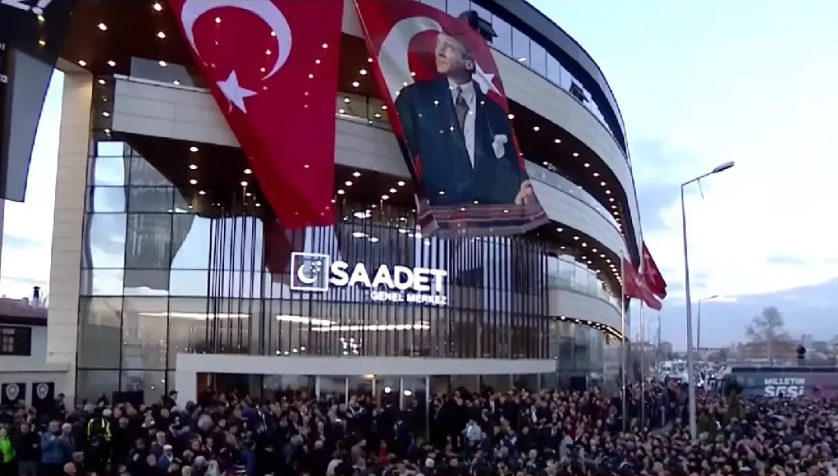 Arıkan'dan FSM Köprüsü'ndeki ABD Bayraklı Işıklandırmaya Sert Tepki: "Bu Millete Yaşattığınız Utancı Temizleyemezsiniz"