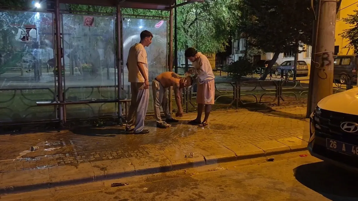 Polis ekiplerine zorluk çıkartan alkollü sürücü kafasını otobüs durağına vurdu Şahsın yakınları İHA muhabirine küfür ve tehditler yağdırdı