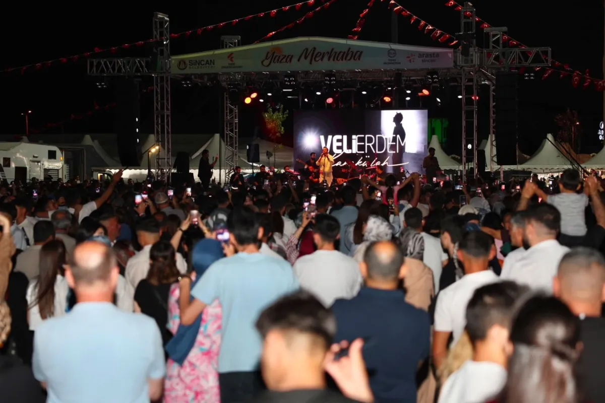 Arasta AVM Meydanı'nda Festival Coşkusu Veli Erdem Karakülah Konseriyle Taçlandı