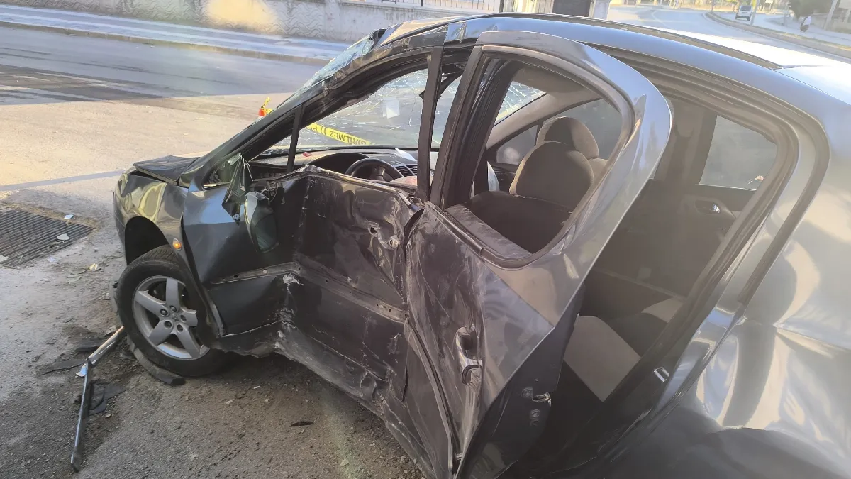 Afyon'da otomobil sürücüsü yön levhasına çarptı , ağır yaralandı