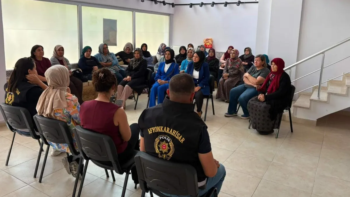 Afyonkarahisar'da kadın kursiyerlere KADES ve ŞÖNİM bilgilendirmesi