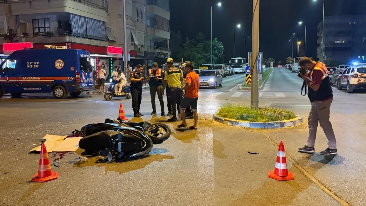Alanya'da hafif ticari araçla çarpışan motosikletli genç yaralandı