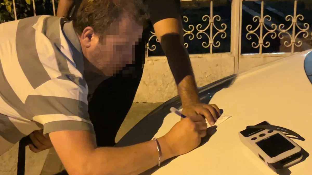 Alkol denetimini görünce aracı park etti, "Sigara almaya geldim" dedi