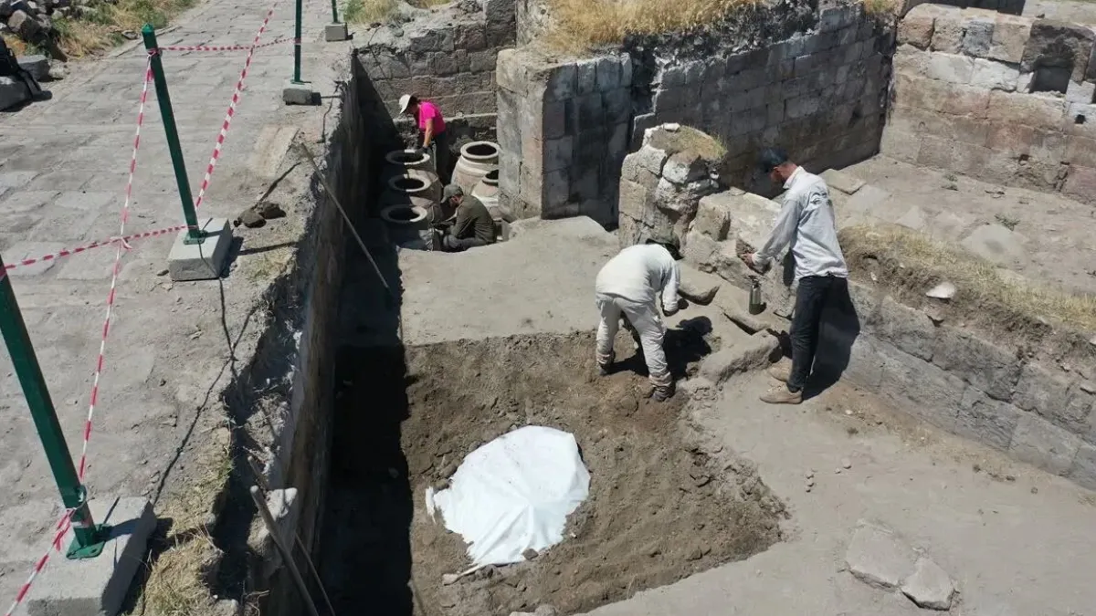 Ani Örenyeri'nde 900 yıllık erzak deposu gün yüzüne çıkarıldı