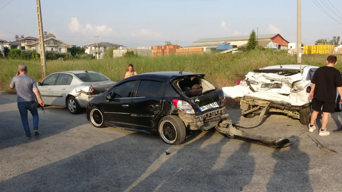 Antalya'da 4 araçlı zincirleme kaza: 6'sı turist 7 yaralı