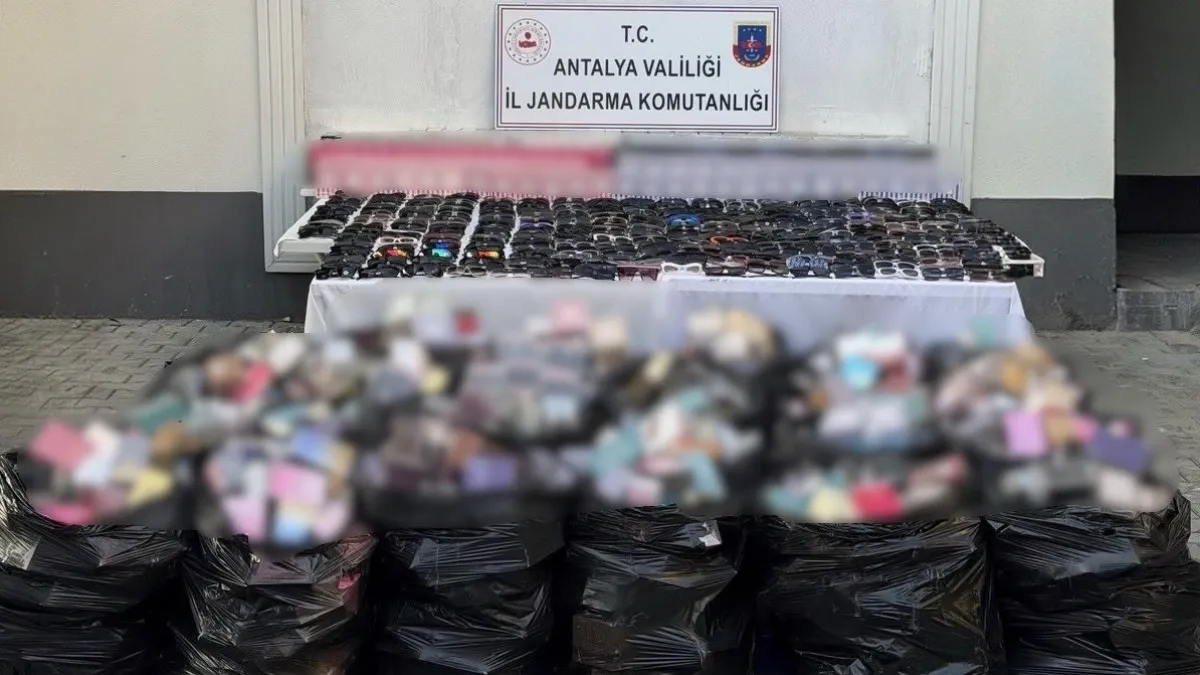 Antalya’da 5 milyon liraya yakın kaçak gözlük ve parfüm operasyonu