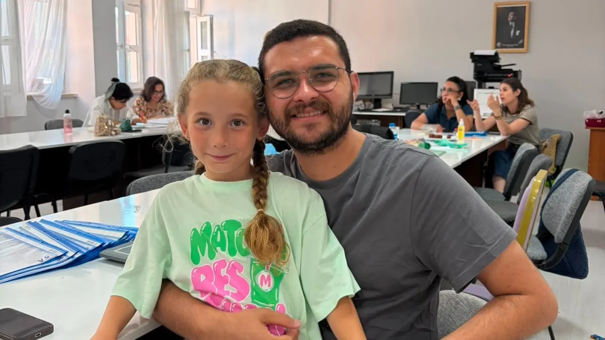 Antalya'da 7 yaşındaki öğrencinin öğretmeniyle kavuşma anı yürekleri ısıttı