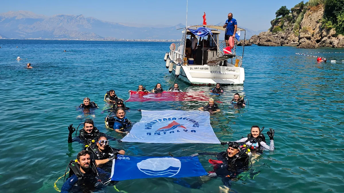 Antalya'da dip temizliğinde çok sayıda plastik ve teneke ambalaj atığı çıkarıldı