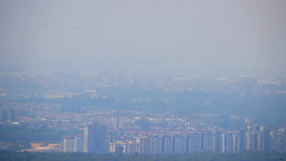 Antalya'da nem yüzde 86'lara ulaştı, kentin üzeri nem bulutları ile kaplandı