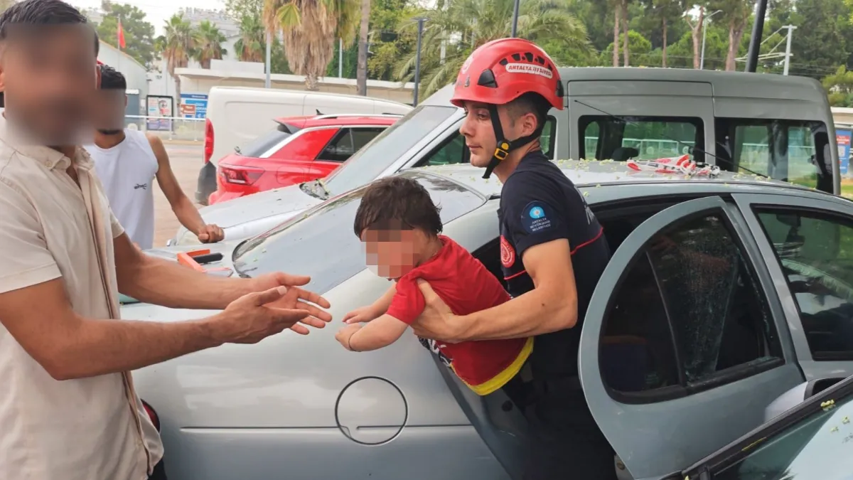 Antalya’da otomobilde kilitli kalan çocuğu itfaiye kurtardı