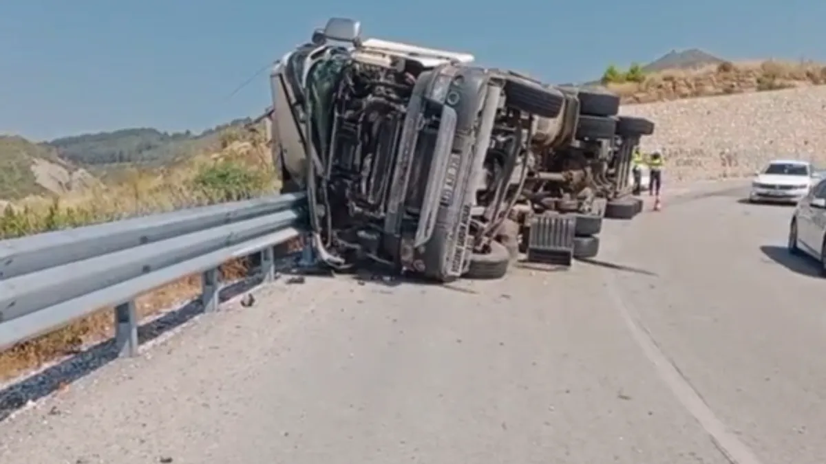 Antalya-Konya yolunda devrilen tırın sürücüsü yaralandı