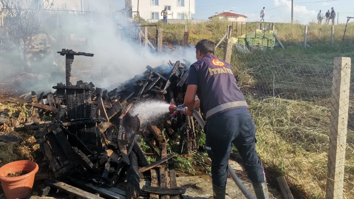 Arazideki odunların tutuşması sonucu yangın çıktı