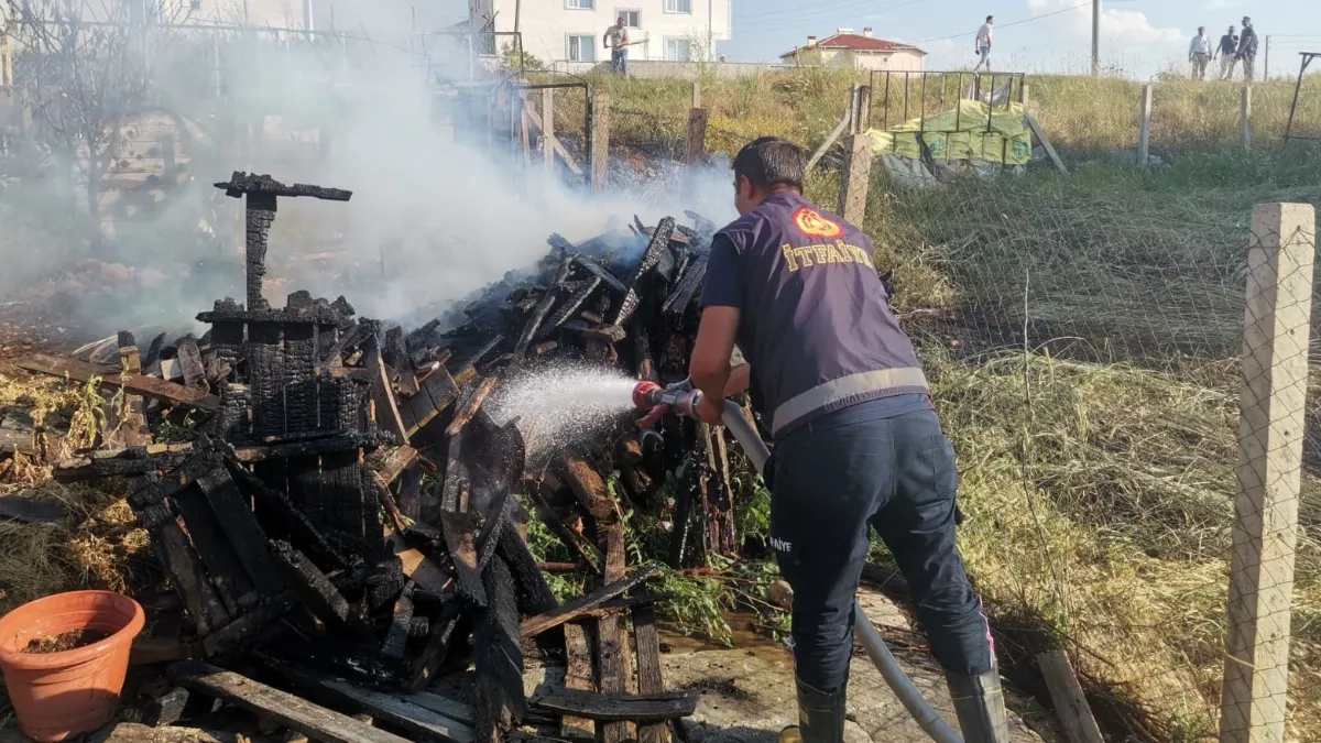 Arazideki odunların tutuşması sonucu yangın çıktı