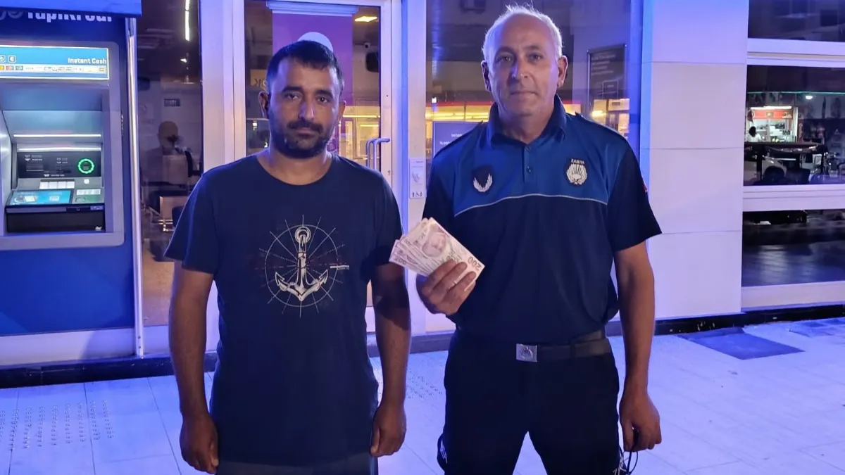 ATM'de bulduğu parayı zabıtaya teslim etti