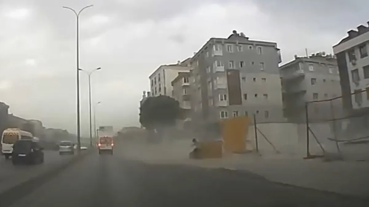 Avcılar E-5 yan yolda inşaat bariyerleri fırtınada böyle uçtu