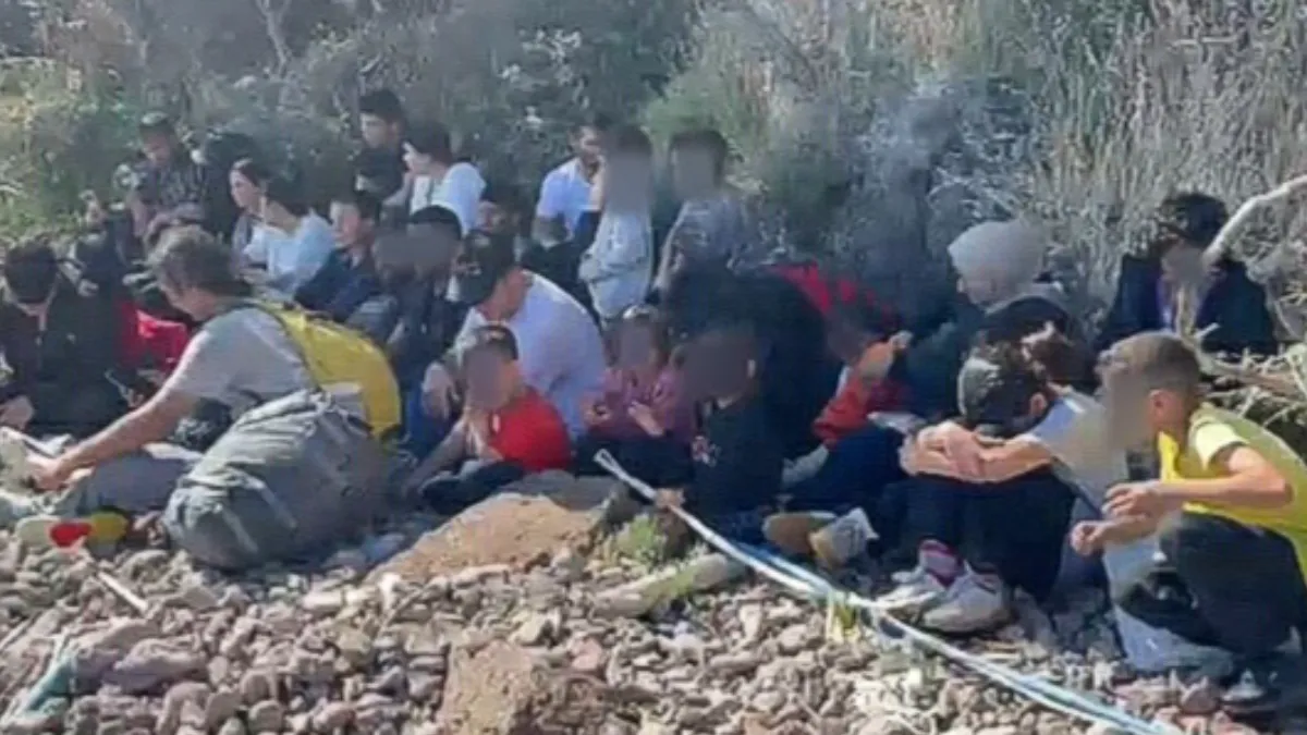 Ayvacık'ta 30 kaçak göçmen yakalandı.