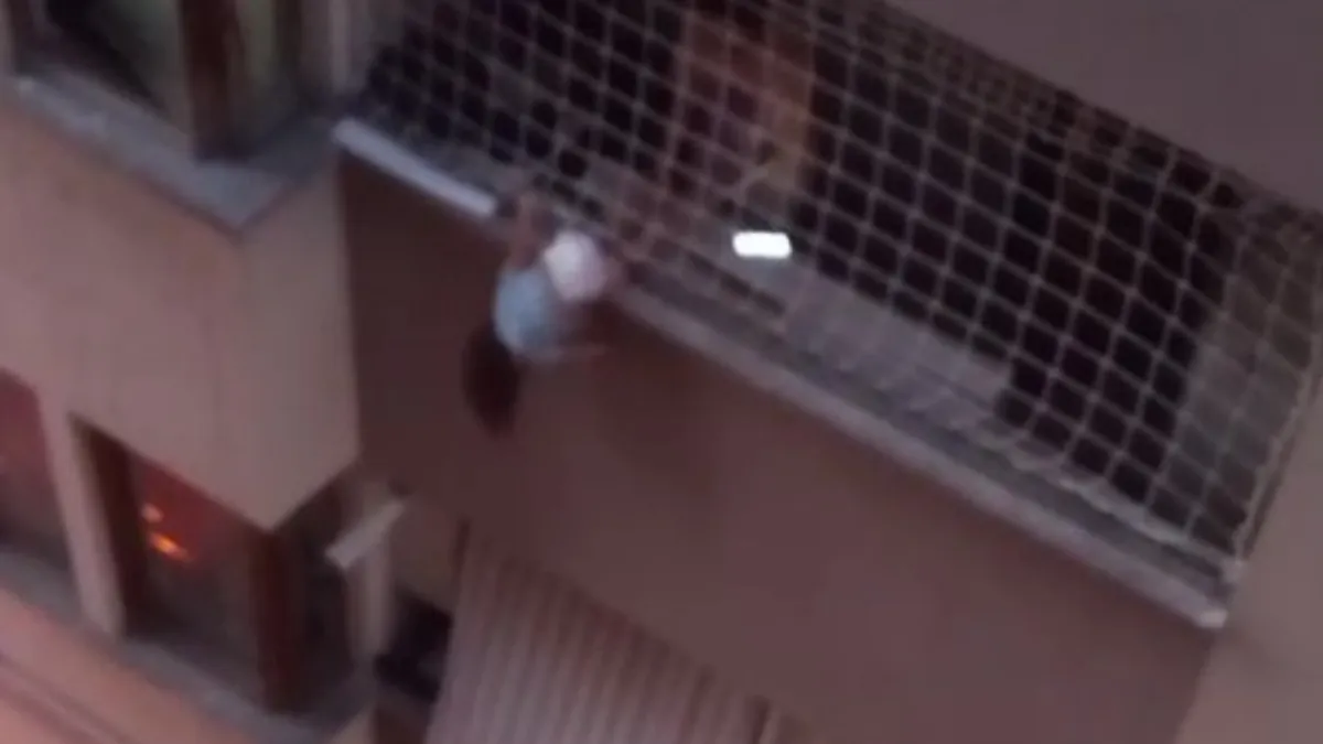 Balkon filesinde asılı kalan çocuğunu düşmesin diye dakikalarca tuttu