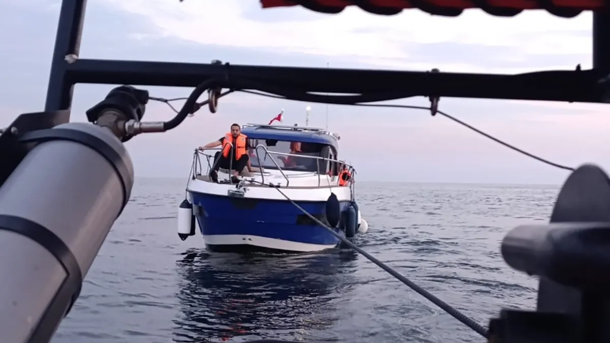 Beylikdüzü açıklarında makine arızası yapan tekne kurtarıldı