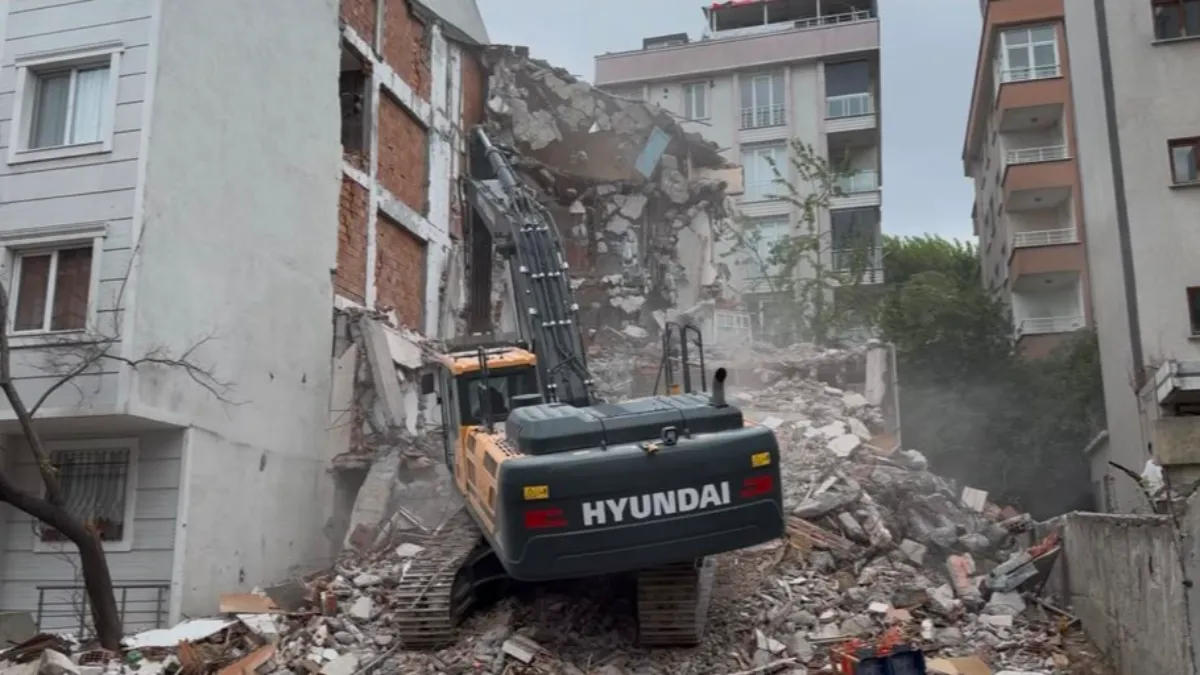 Beylikdüzü’nde kontrollü yıkım sırasında, bitişikteki binaya hasar verildi: Geldim, banyo yerinde yok