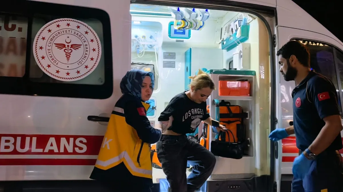 Bursa'da otomobil baz istasyonu ve metro bariyerlerine çarpıp durdu