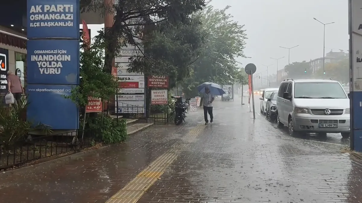 Bursa'da yollar göle döndü, vatandaşlar zor anlar yaşadı