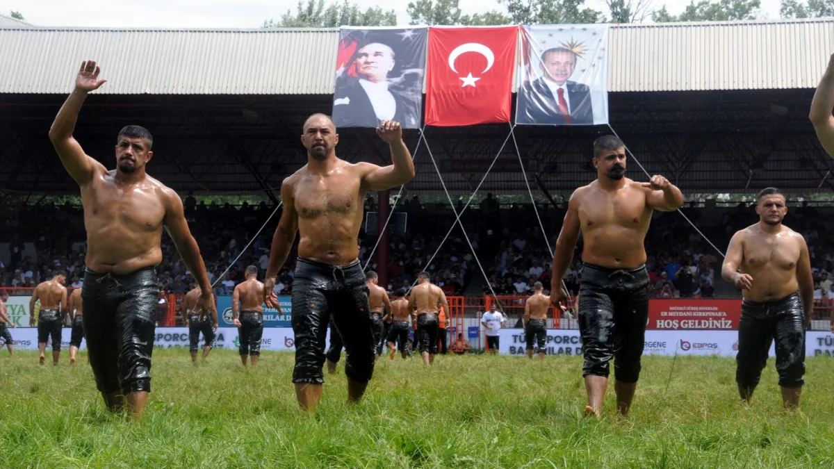 CANLI İZLE | Er Meydanında Erken Kıyamet! "Tosunla Güreşeceğim" Diyen Şampiyon İlk Turda Havlu Attı İşte 16 yakalan Başpehlivanlar 