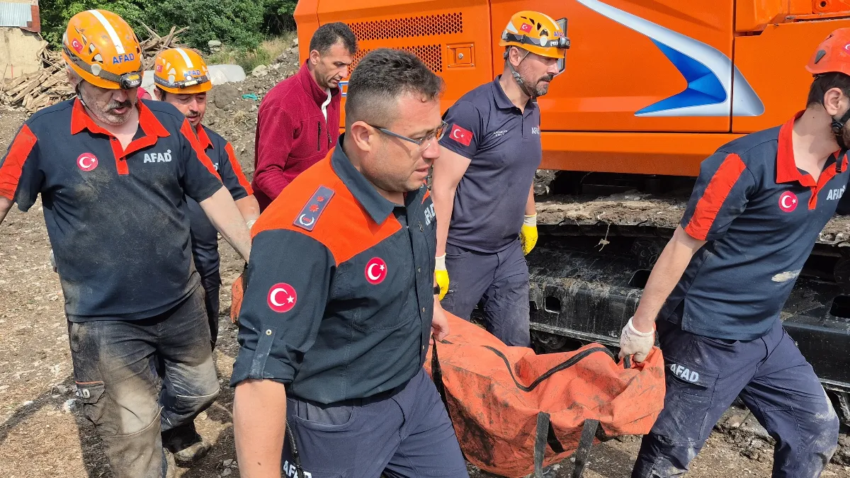 Define ararken toprak altında kalan adamın cenazesi 18 saat sonra çıkarıldı