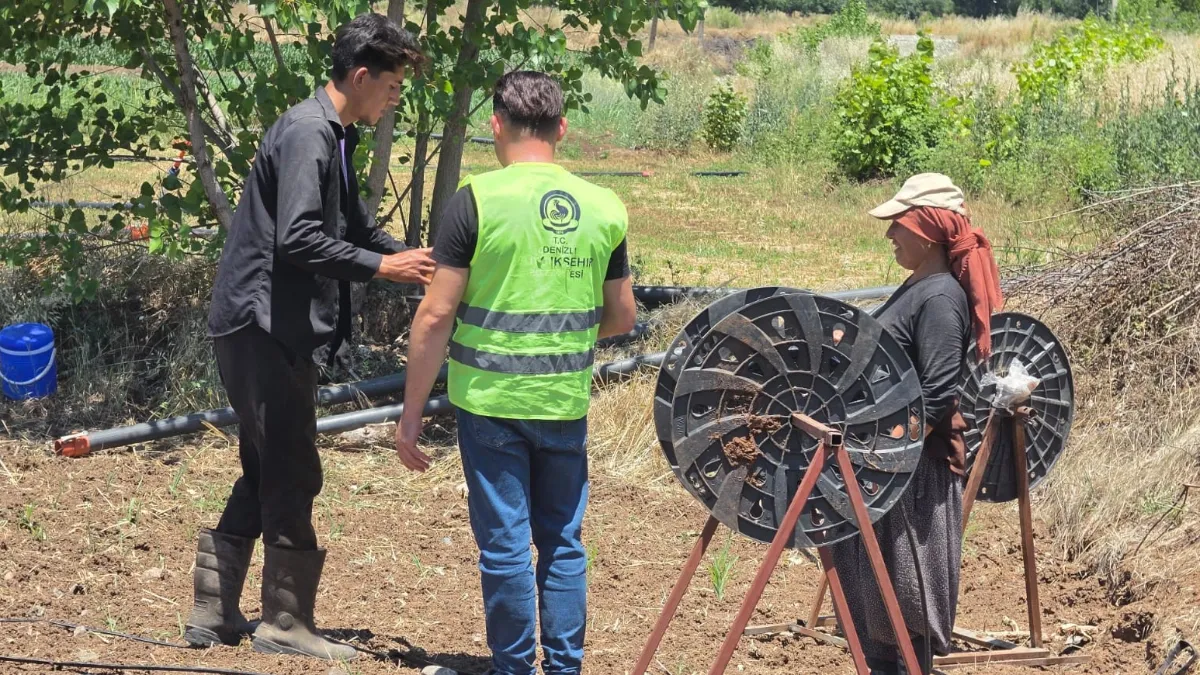 Denizli Büyükşehir tarlalara soğuk su ve limonata ulaştırdı