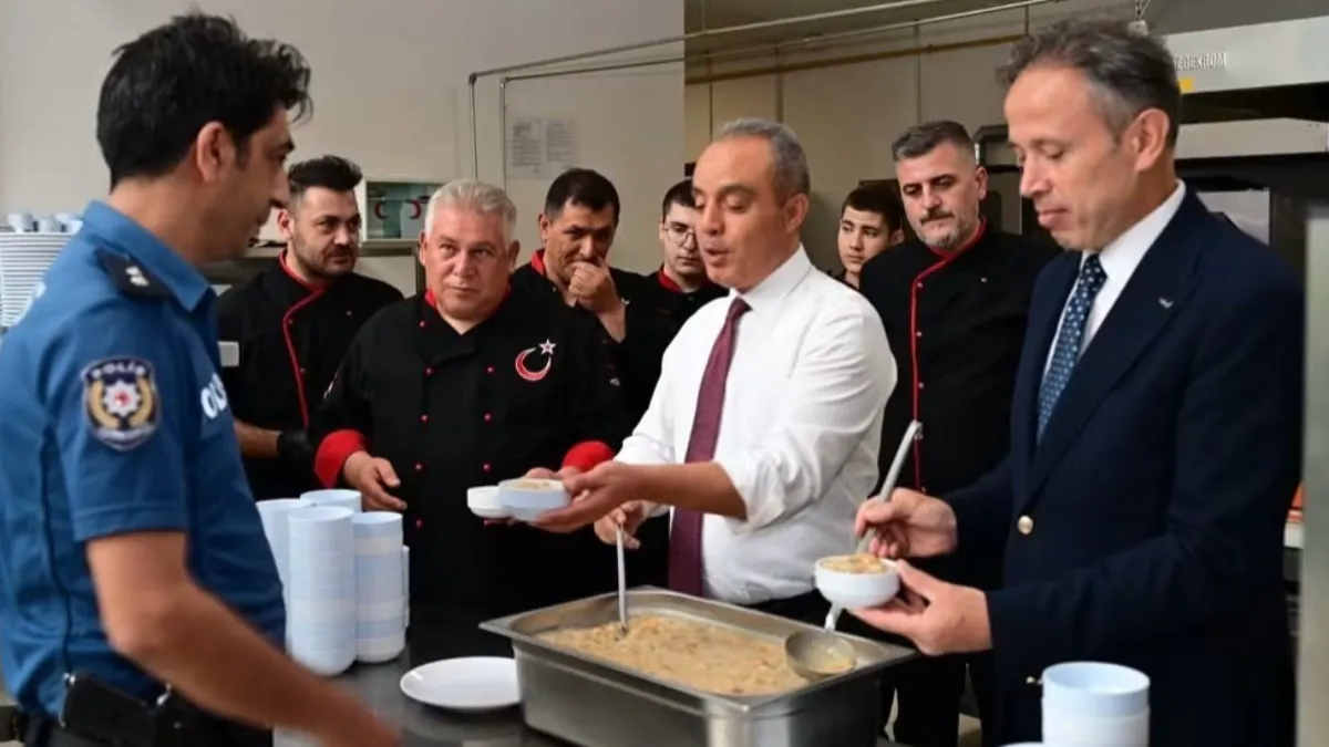 Erol personele aşure dağıttı