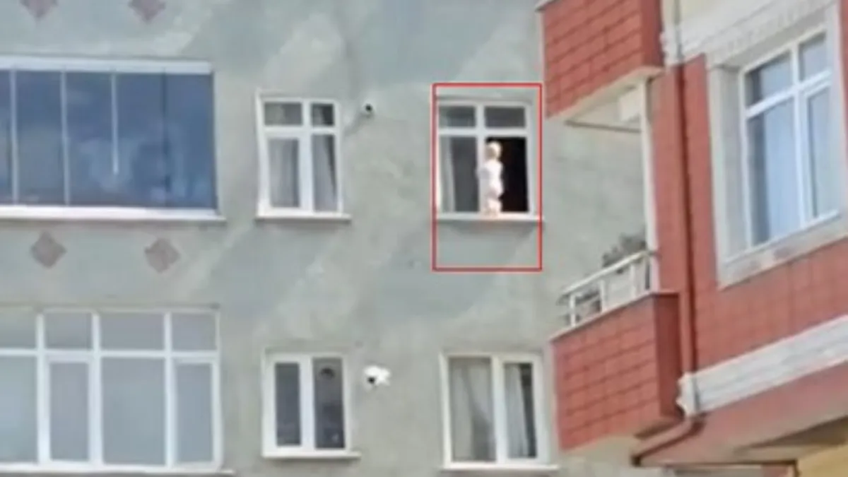 Esenler’de 3’üncü katın evin penceresinde yürüyen bebek yürekleri ağza getirdi