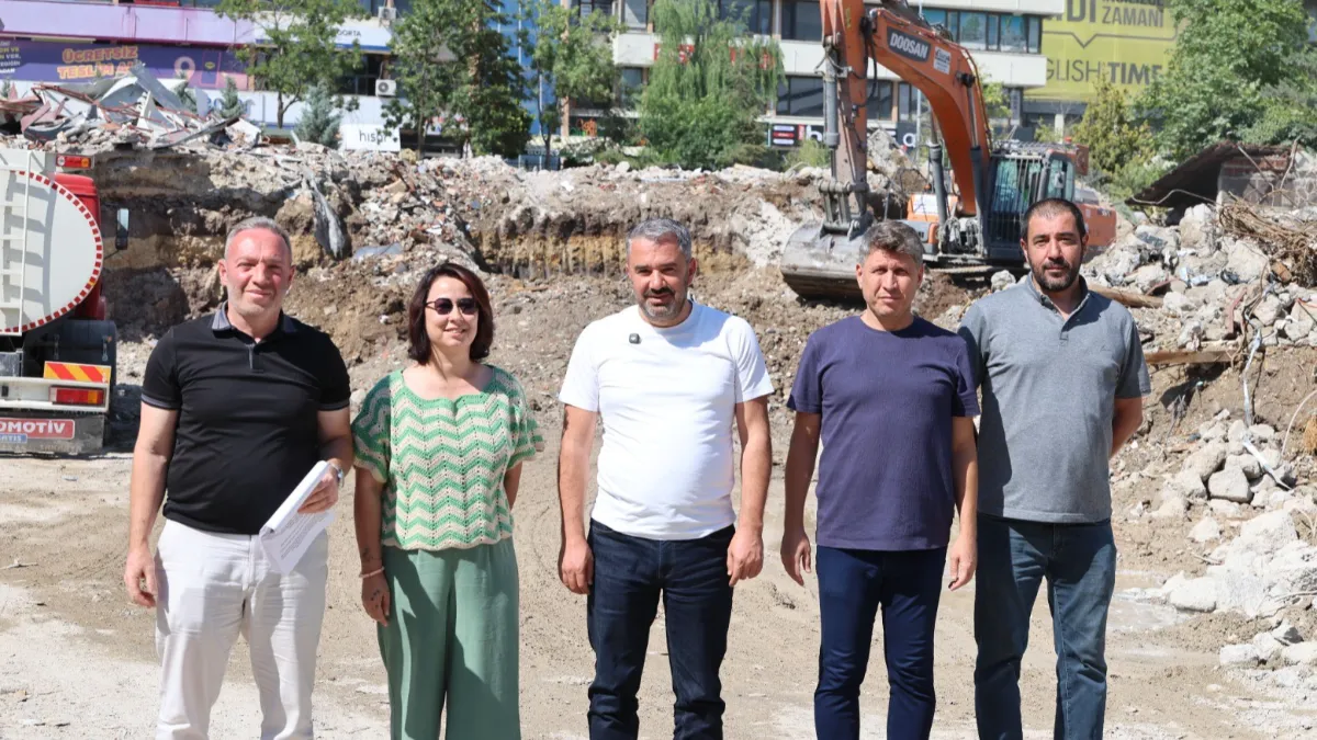 Eski belediye binasının yerine yeni kent meydanı geliyor