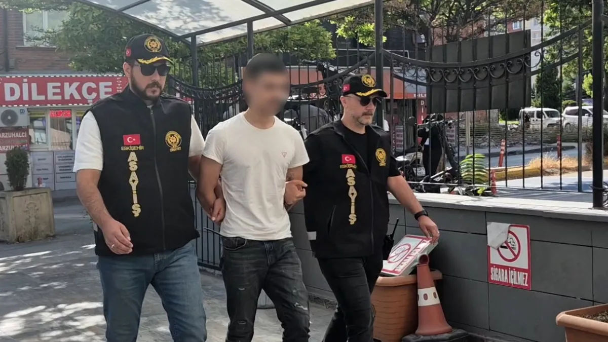 Eskişehir'de 3 kişiyi silahla yaralayan zanlı adliyeye sevk edildi