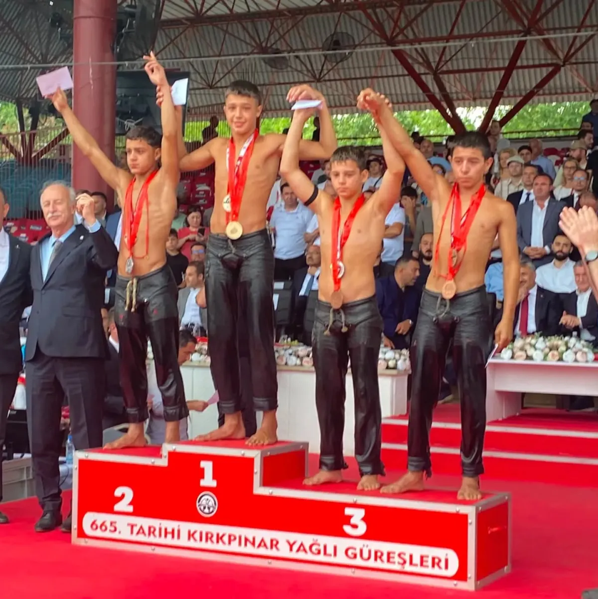 Kırkpınar’da Antalya Fırtınası! Başpehlivan Erkan Taş ve Ahmet Mete Varış Tarih Yazdı!