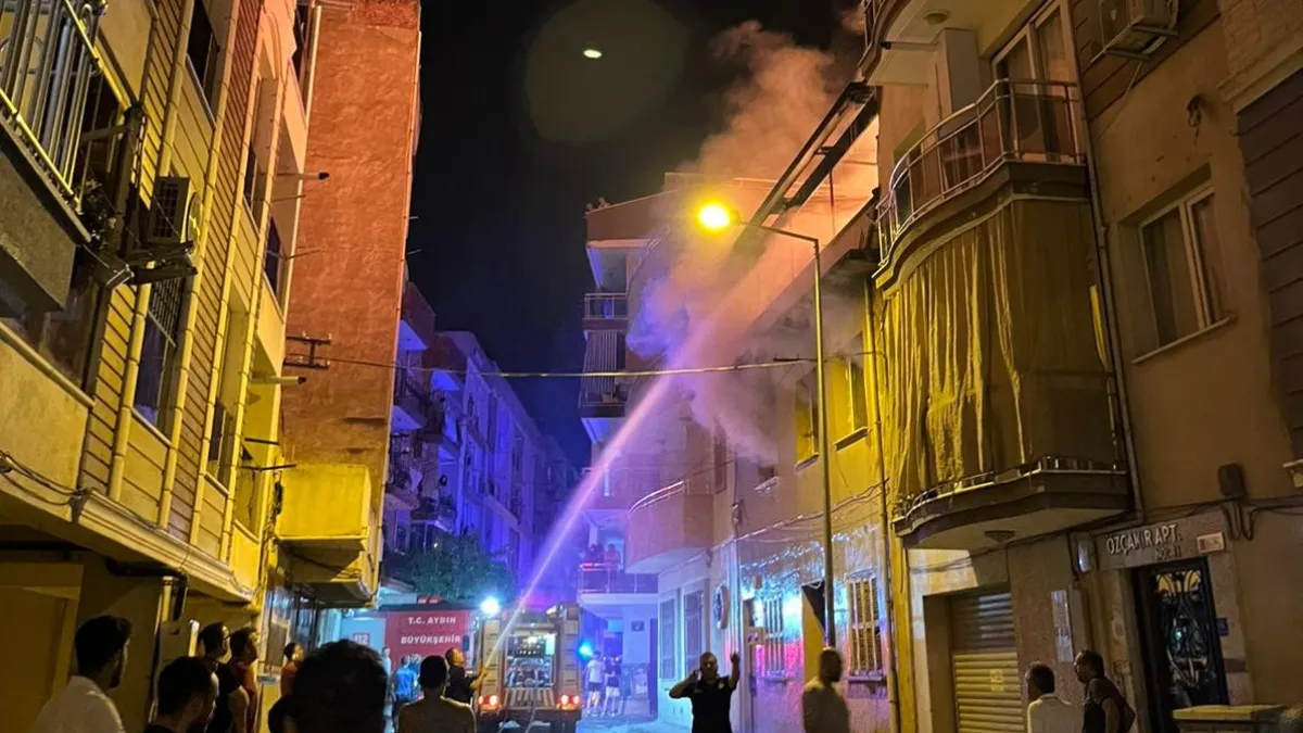 Evini ateşe verdi, alevler geceyi aydınlattı