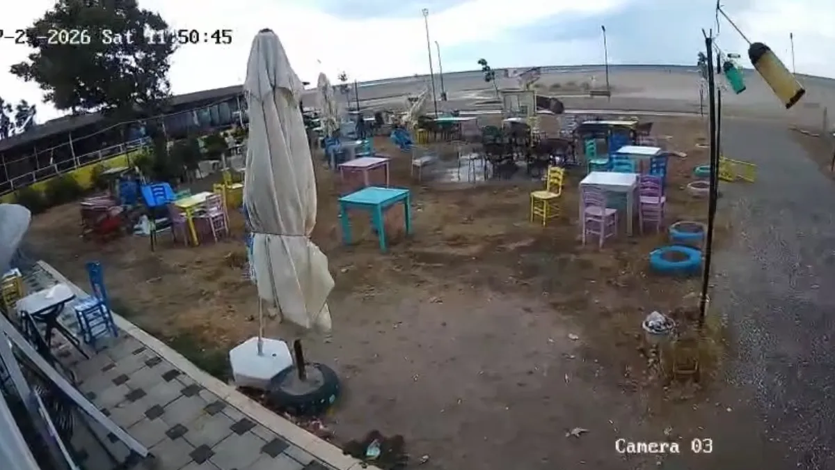 Fırtına sahili süpürdü, kafenin masaları yer değiştirdi