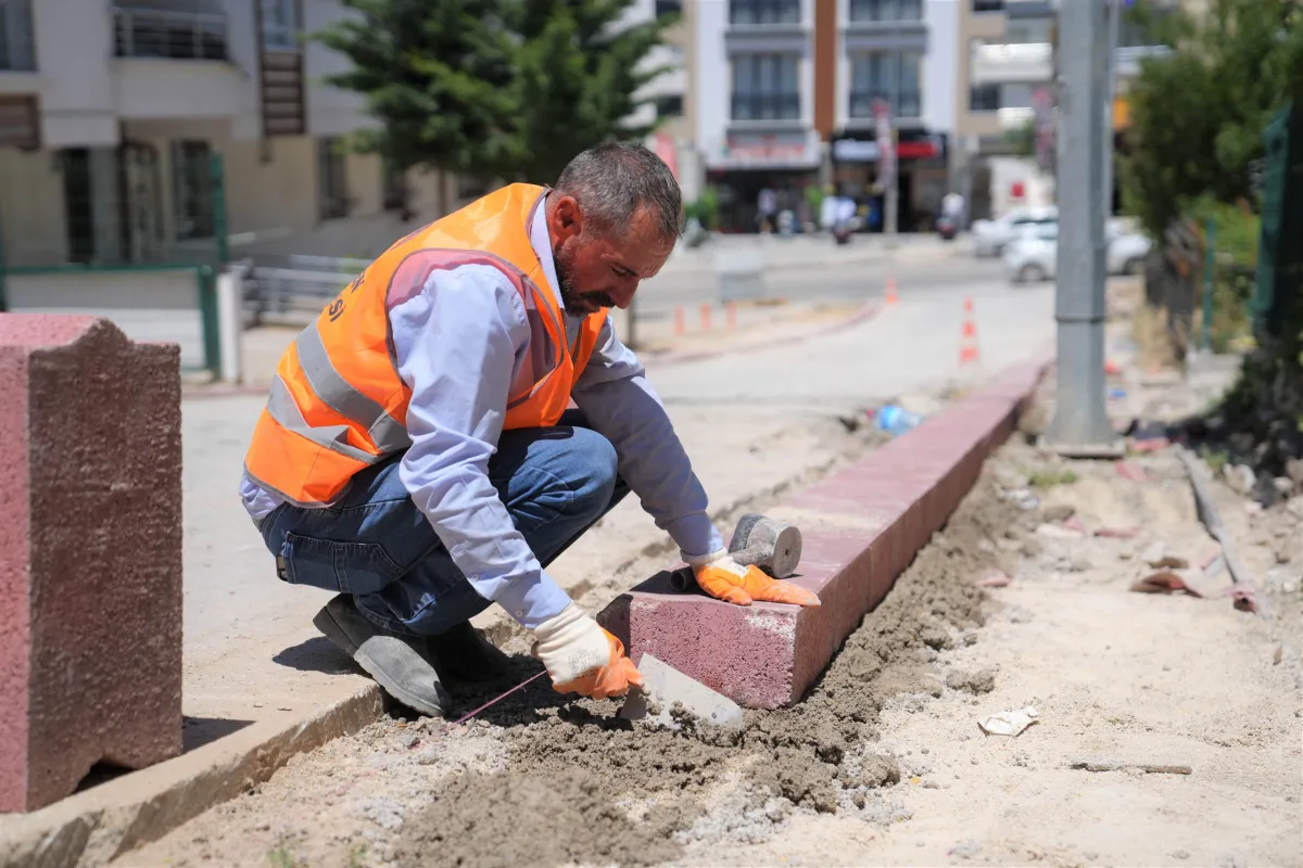 Keçiören'de Kaldırım ve Bordürler Yenileniyor