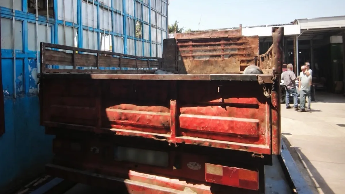 Hurda kasaları eğik şekilde taşıyan kamyonete ceza