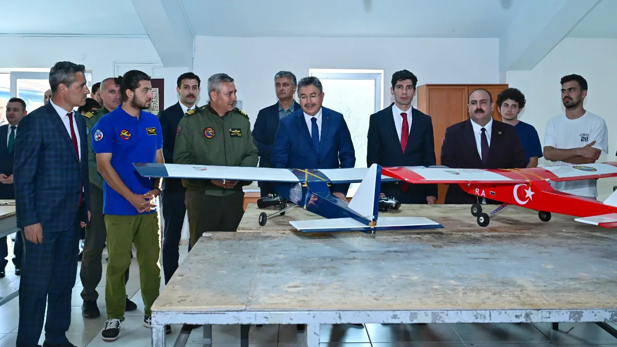 İHA yarışmalarında görev alacak pilotların eğitim gördüğü merkeze Vali Yılmaz'dan ziyaret