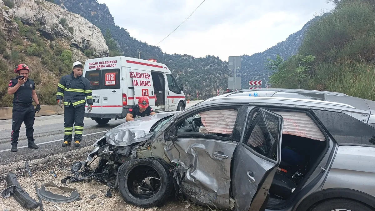 Isparta-Antalya Kara Yolunda Can Pazarı! Otomobil ile Pikap Çarpıştı Yaralıların Kimlikleri Belli Oldu 