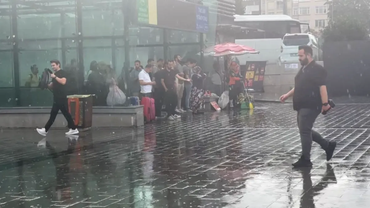 İstanbul güne yağmurla uyandı, kent bir nebze olsun serinledi
