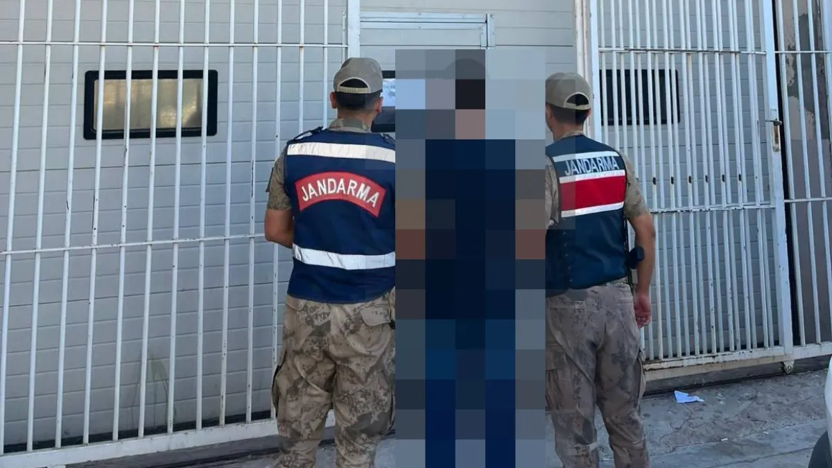 Jandarma aranan 2 şahsı yakaladı