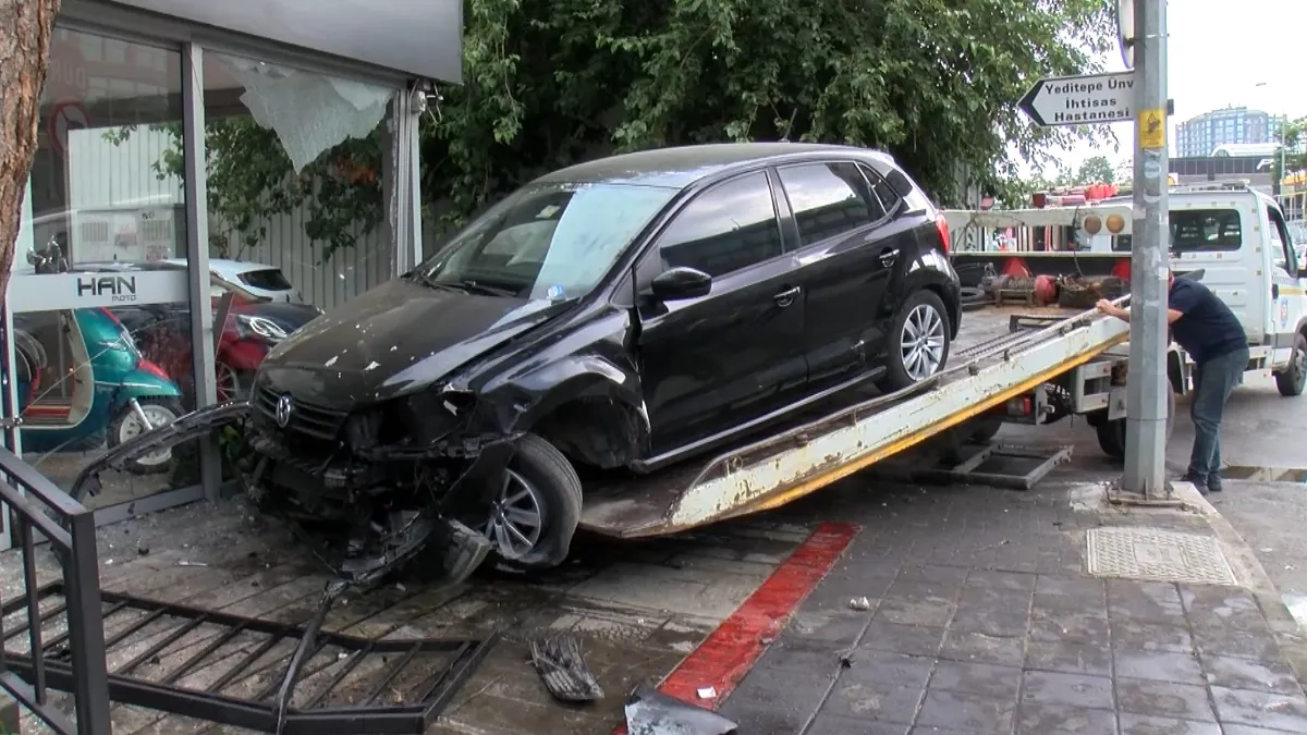 Kadıköy’de sürücüsünün direksiyon hakimiyetini kaybettiği otomobil dükkana girdi