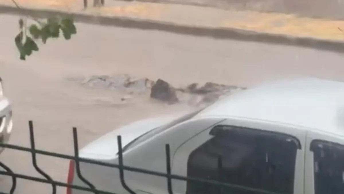 Karacabey'de şiddetli yağmur yolları göle çevirdi