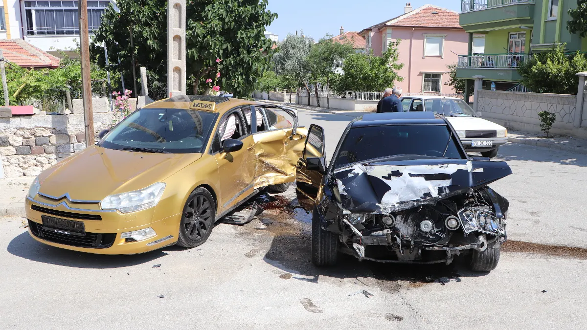Karaman'da iki otomobilin çarpıştığı kazada 3 kişi yaralandı: Kaza anı kameraya yansıdı